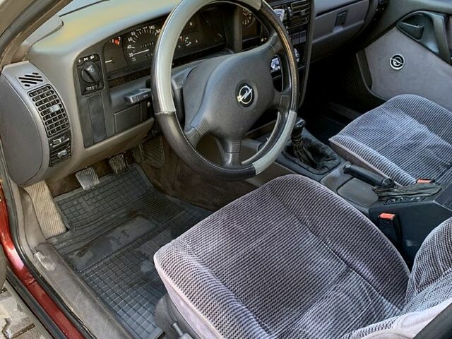 Опель Омега, об'ємом двигуна 2 л та пробігом 240 тис. км за 1300 $, фото 7 на Automoto.ua