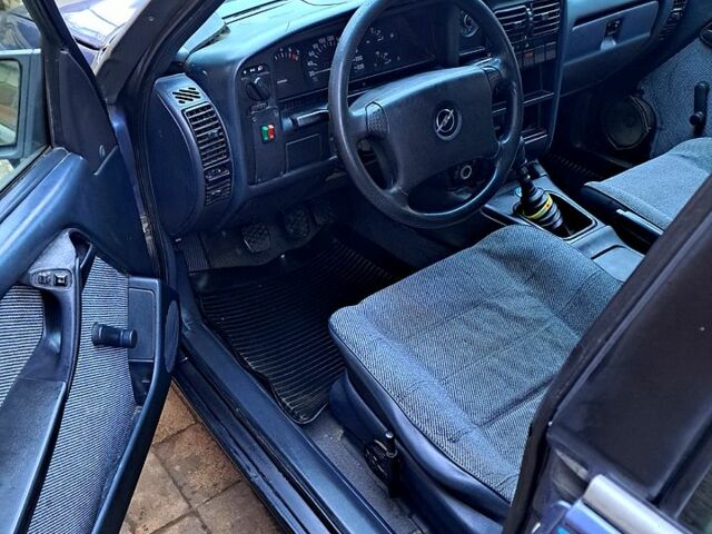 Опель Омега, объемом двигателя 20 л и пробегом 220 тыс. км за 1050 $, фото 2 на Automoto.ua