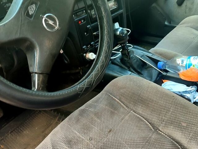 Опель Омега, объемом двигателя 2 л и пробегом 380 тыс. км за 1200 $, фото 2 на Automoto.ua