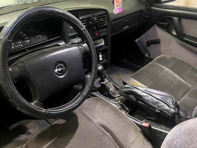 Опель Омега, об'ємом двигуна 20 л та пробігом 240 тис. км за 1500 $, фото 5 на Automoto.ua