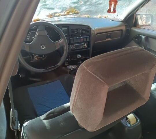 Опель Омега 1988 в Кривом Роге на Automoto.ua Серый Опель Омега, объемом двигателя 2 л и пробегом 1 тыс. км за 598 $, фото 4 на Automoto.ua