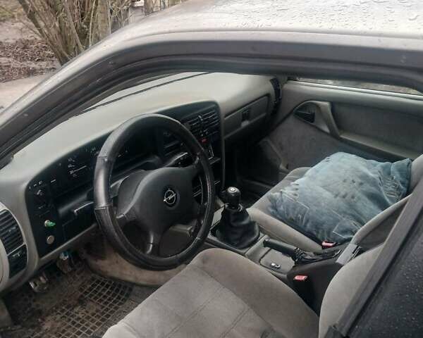 Серый Опель Омега, объемом двигателя 2 л и пробегом 287 тыс. км за 850 $, фото 5 на Automoto.ua