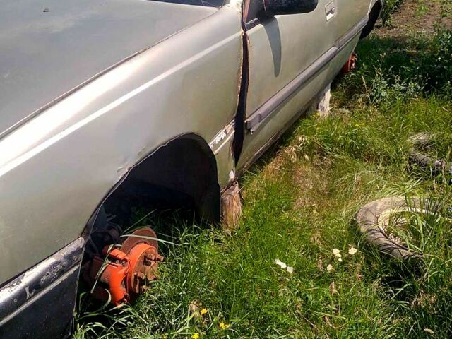 Серый Опель Омега, объемом двигателя 1.8 л и пробегом 300 тыс. км за 600 $, фото 1 на Automoto.ua