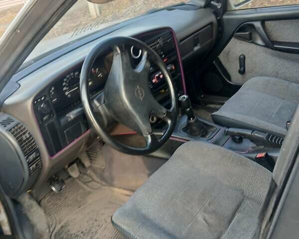 Серый Опель Омега, объемом двигателя 2.3 л и пробегом 400 тыс. км за 1000 $, фото 1 на Automoto.ua