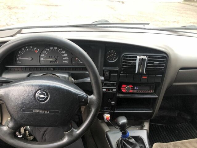 Серый Опель Омега, объемом двигателя 1.8 л и пробегом 325 тыс. км за 1400 $, фото 9 на Automoto.ua