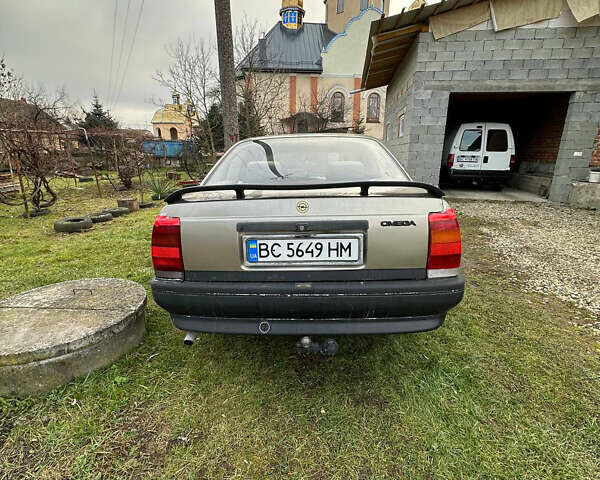 Серый Опель Омега, объемом двигателя 1.8 л и пробегом 200 тыс. км за 800 $, фото 3 на Automoto.ua