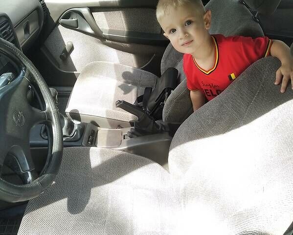 Сірий Опель Омега, об'ємом двигуна 1.8 л та пробігом 300 тис. км за 400 $, фото 8 на Automoto.ua