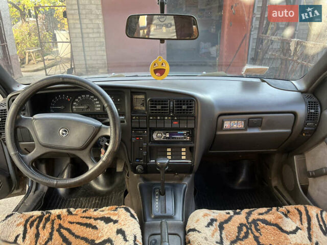 Серый Опель Омега, объемом двигателя 2 л и пробегом 322 тыс. км за 2100 $, фото 10 на Automoto.ua