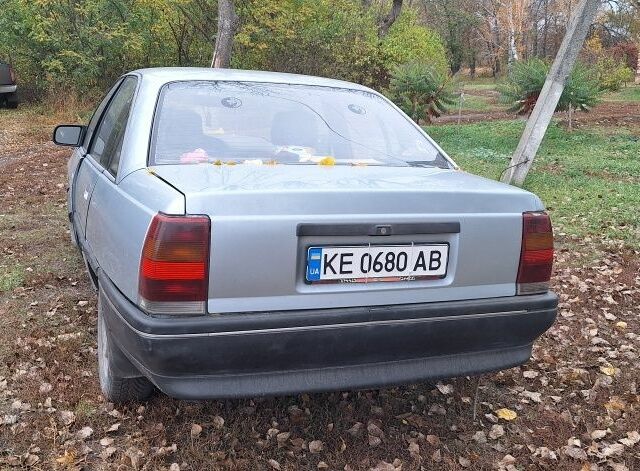 Серый Опель Омега, объемом двигателя 2.3 л и пробегом 300 тыс. км за 1800 $, фото 2 на Automoto.ua