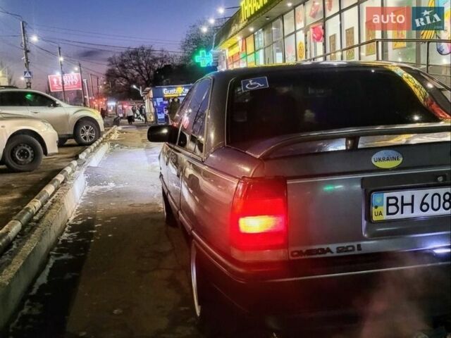 Серый Опель Омега, объемом двигателя 2 л и пробегом 250 тыс. км за 1800 $, фото 3 на Automoto.ua