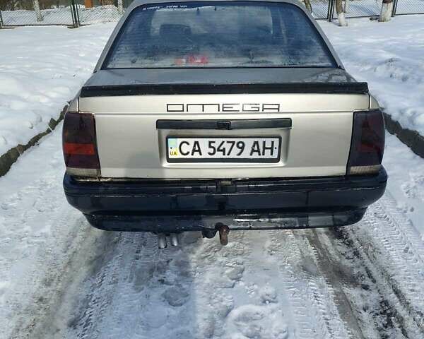 Серый Опель Омега, объемом двигателя 1.8 л и пробегом 300 тыс. км за 650 $, фото 9 на Automoto.ua