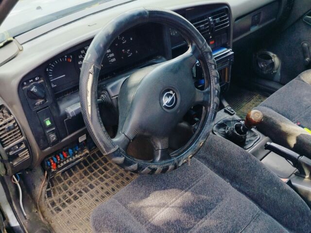 Серый Опель Омега, объемом двигателя 2 л и пробегом 298 тыс. км за 450 $, фото 3 на Automoto.ua