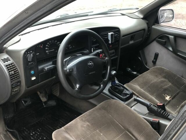 Серый Опель Омега, объемом двигателя 1.8 л и пробегом 325 тыс. км за 1400 $, фото 7 на Automoto.ua