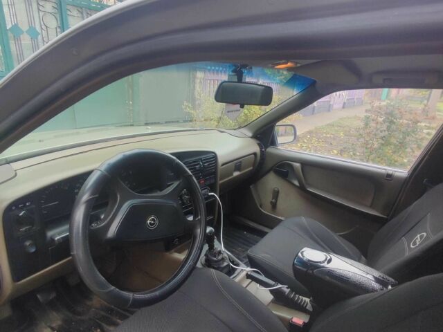 Серый Опель Омега, объемом двигателя 1.8 л и пробегом 184 тыс. км за 1192 $, фото 1 на Automoto.ua