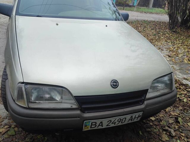 Серый Опель Омега, объемом двигателя 1.8 л и пробегом 184 тыс. км за 1192 $, фото 9 на Automoto.ua