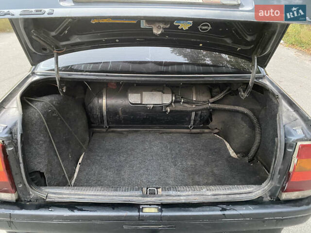 Сірий Опель Омега, об'ємом двигуна 2 л та пробігом 445 тис. км за 950 $, фото 10 на Automoto.ua