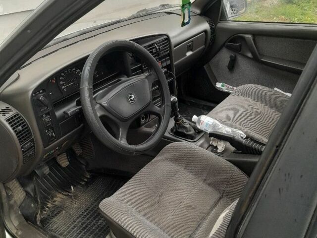 Сірий Опель Омега, об'ємом двигуна 2 л та пробігом 360 тис. км за 900 $, фото 4 на Automoto.ua