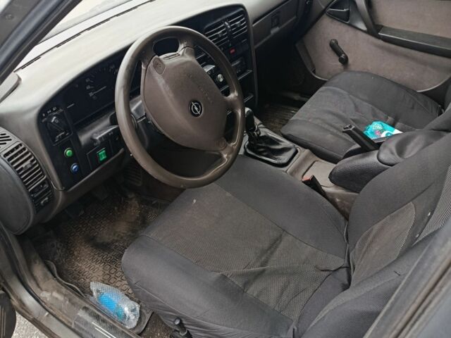 Серый Опель Омега, объемом двигателя 2 л и пробегом 200 тыс. км за 400 $, фото 2 на Automoto.ua