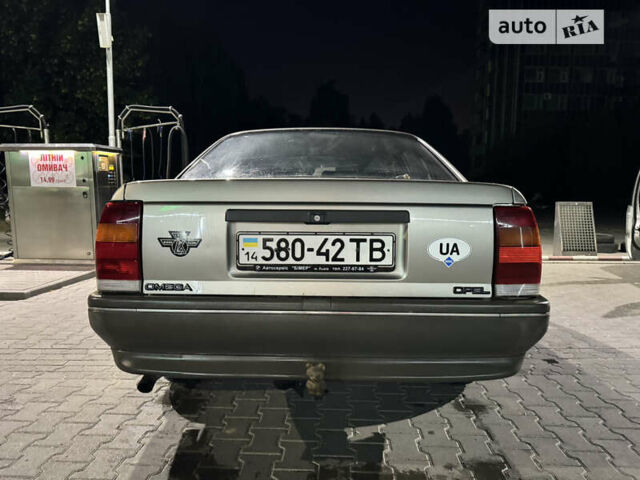 Сірий Опель Омега, об'ємом двигуна 1.8 л та пробігом 360 тис. км за 2000 $, фото 7 на Automoto.ua