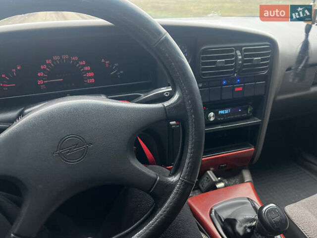 Серый Опель Омега, объемом двигателя 2 л и пробегом 220 тыс. км за 2000 $, фото 7 на Automoto.ua