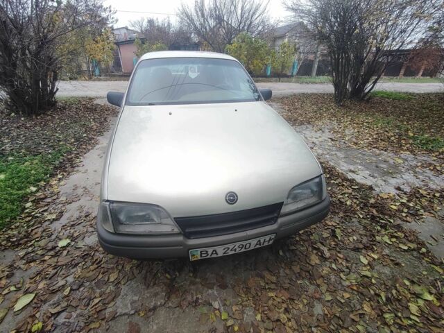 Серый Опель Омега, объемом двигателя 1.8 л и пробегом 184 тыс. км за 1192 $, фото 3 на Automoto.ua