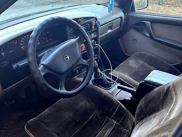 Опель Омега 1988 в Новомосковске на Automoto.ua Серый Опель Омега, объемом двигателя 2 л и пробегом 200 тыс. км за 950 $, фото 3 на Automoto.ua