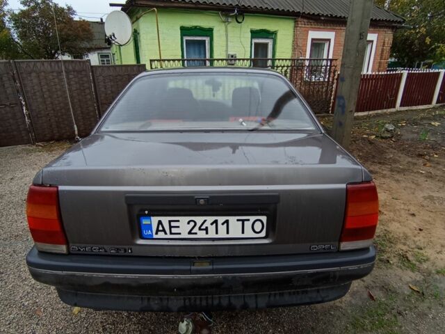 Серый Опель Омега, объемом двигателя 2 л и пробегом 333 тыс. км за 1250 $, фото 2 на Automoto.ua