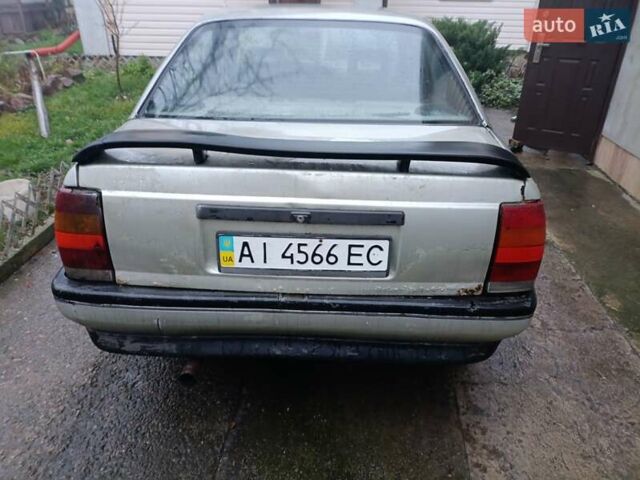 Серый Опель Омега, объемом двигателя 1.8 л и пробегом 500 тыс. км за 400 $, фото 3 на Automoto.ua