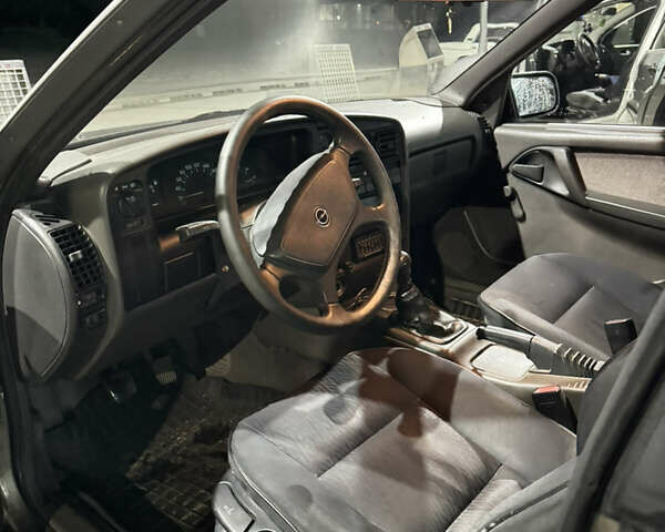 Сірий Опель Омега, об'ємом двигуна 1.8 л та пробігом 360 тис. км за 2000 $, фото 10 на Automoto.ua