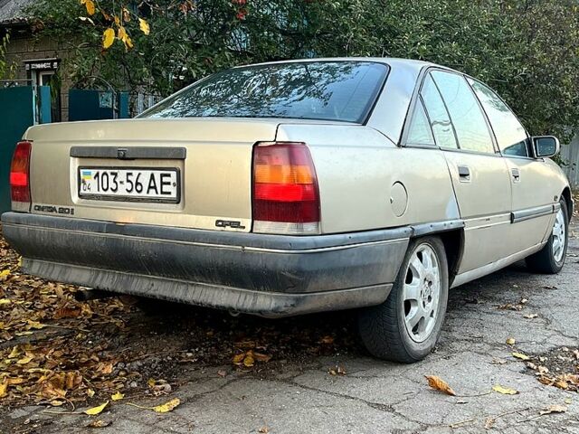 Опель Омега 1988 в Новомосковске на Automoto.ua Серый Опель Омега, объемом двигателя 2 л и пробегом 200 тыс. км за 950 $, фото 2 на Automoto.ua