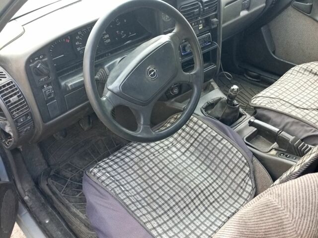 Сірий Опель Омега, об'ємом двигуна 2 л та пробігом 400 тис. км за 1200 $, фото 5 на Automoto.ua