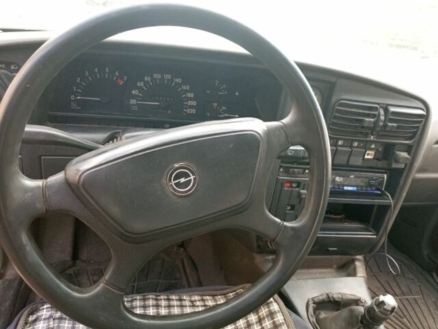 Сірий Опель Омега, об'ємом двигуна 2 л та пробігом 400 тис. км за 1200 $, фото 4 на Automoto.ua