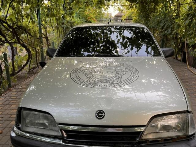 Серый Опель Омега, объемом двигателя 2 л и пробегом 300 тыс. км за 950 $, фото 2 на Automoto.ua