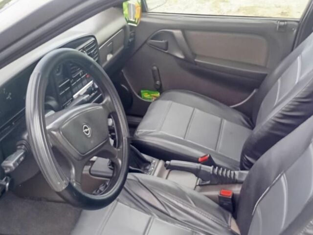 Серый Опель Омега, объемом двигателя 0 л и пробегом 292 тыс. км за 900 $, фото 2 на Automoto.ua