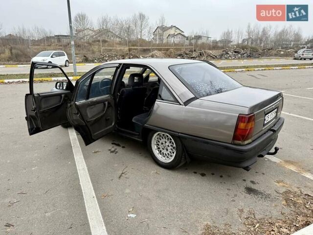 Серый Опель Омега, объемом двигателя 2 л и пробегом 120 тыс. км за 1000 $, фото 1 на Automoto.ua