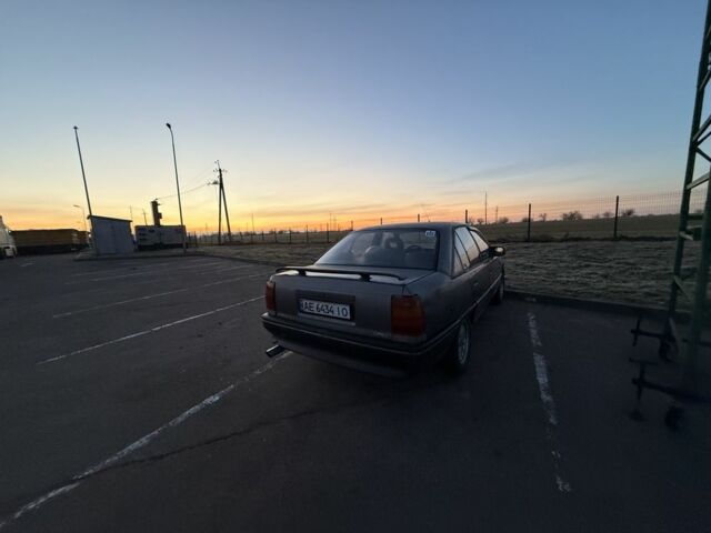 Серый Опель Омега, объемом двигателя 2 л и пробегом 350 тыс. км за 1000 $, фото 1 на Automoto.ua