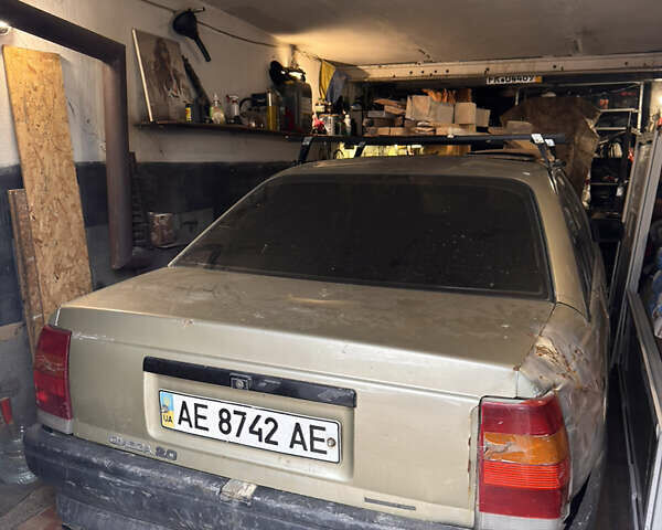 Серый Опель Омега, объемом двигателя 2 л и пробегом 350 тыс. км за 800 $, фото 9 на Automoto.ua