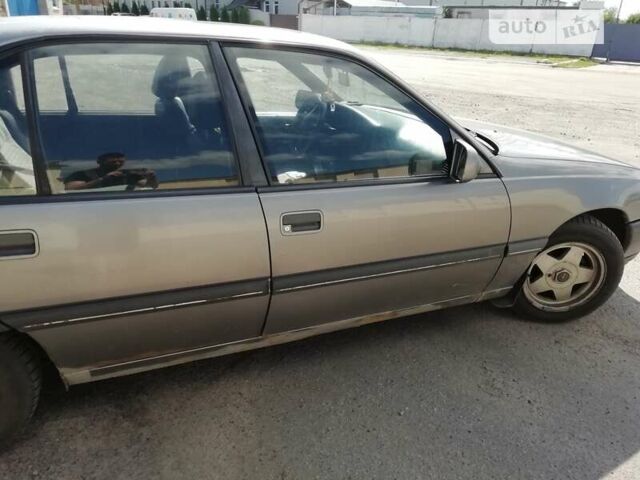 Серый Опель Омега, объемом двигателя 2 л и пробегом 300 тыс. км за 1100 $, фото 3 на Automoto.ua