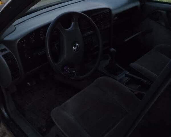 Серый Опель Омега, объемом двигателя 2 л и пробегом 320 тыс. км за 750 $, фото 4 на Automoto.ua