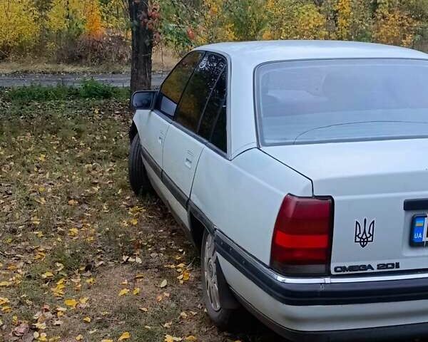 Серый Опель Омега, объемом двигателя 2 л и пробегом 320 тыс. км за 2200 $, фото 8 на Automoto.ua