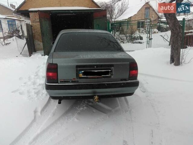 Серый Опель Омега, объемом двигателя 2.3 л и пробегом 320 тыс. км за 2000 $, фото 1 на Automoto.ua