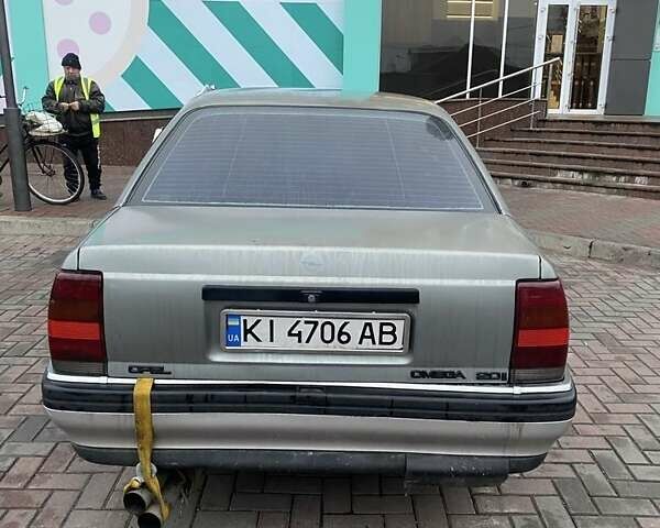 Серый Опель Омега, объемом двигателя 2 л и пробегом 300 тыс. км за 500 $, фото 1 на Automoto.ua