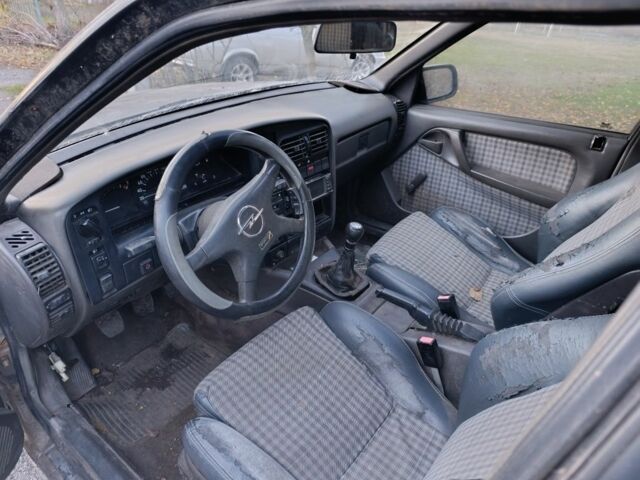 Серый Опель Омега, объемом двигателя 0 л и пробегом 200 тыс. км за 550 $, фото 6 на Automoto.ua