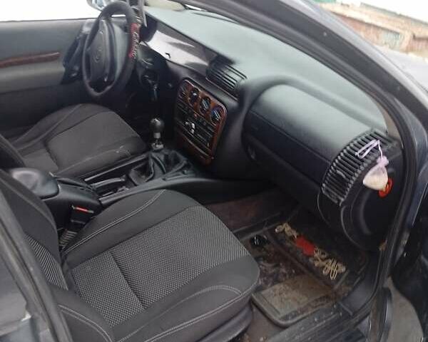 Серый Опель Омега, объемом двигателя 2 л и пробегом 200 тыс. км за 1400 $, фото 2 на Automoto.ua