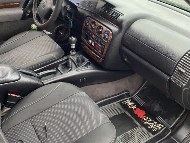 Серый Опель Омега, объемом двигателя 2 л и пробегом 317 тыс. км за 1780 $, фото 3 на Automoto.ua