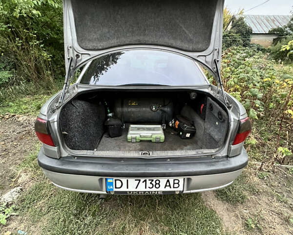Серый Опель Омега, объемом двигателя 2 л и пробегом 150 тыс. км за 2600 $, фото 3 на Automoto.ua
