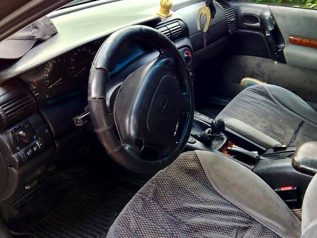 Сірий Опель Омега, об'ємом двигуна 2 л та пробігом 300 тис. км за 1100 $, фото 1 на Automoto.ua