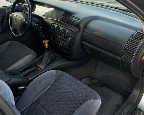 Серый Опель Омега, объемом двигателя 2 л и пробегом 195 тыс. км за 1650 $, фото 8 на Automoto.ua