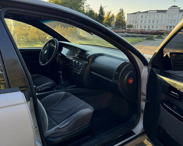 Серый Опель Омега, объемом двигателя 2.5 л и пробегом 462 тыс. км за 2800 $, фото 8 на Automoto.ua
