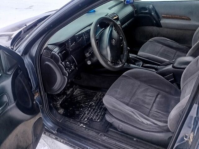 Серый Опель Омега, объемом двигателя 2 л и пробегом 336 тыс. км за 2300 $, фото 7 на Automoto.ua